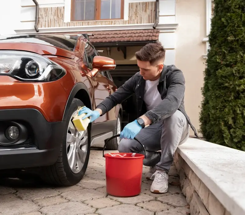 Lavage auto à domicile Villeneuve-d'Ascq : professionnel intervenant sur un véhicule